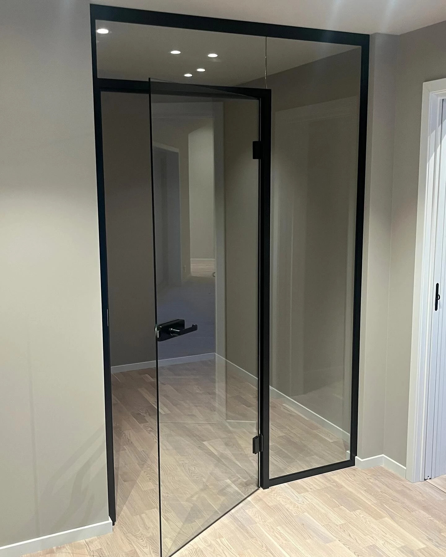 Glassvegg mellom soverom-walk in closet
