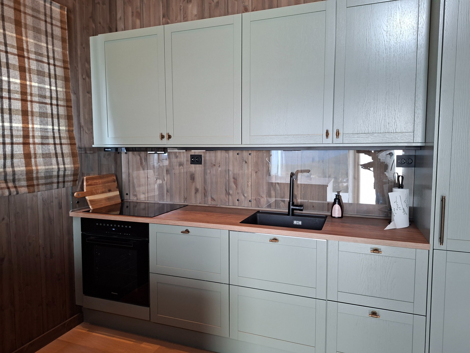 Ekstra klart glass med utsparinger for stikkontakter og sorte pynteskruer