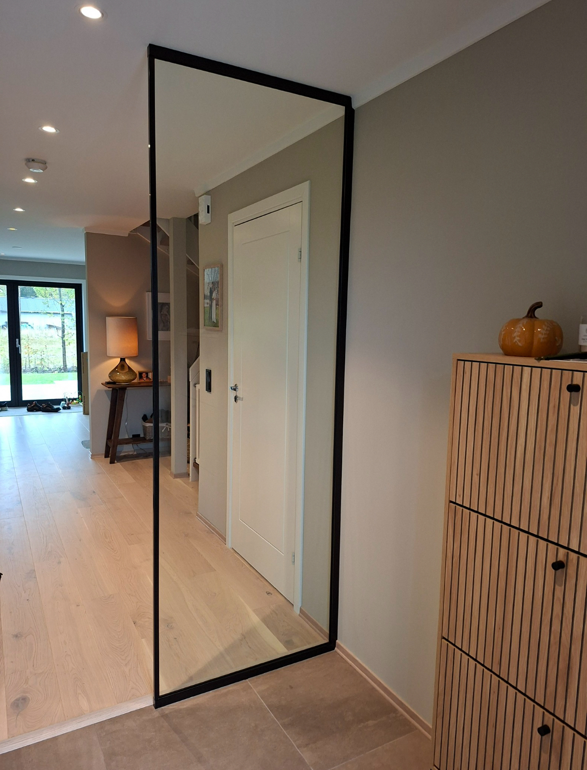 Glassvegg i gang med sorte profiler