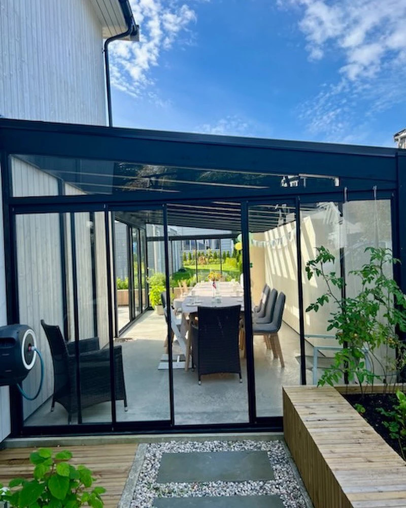 Skyvedører, skrå fastfelt og glasstak tilpasset bygg i limtre